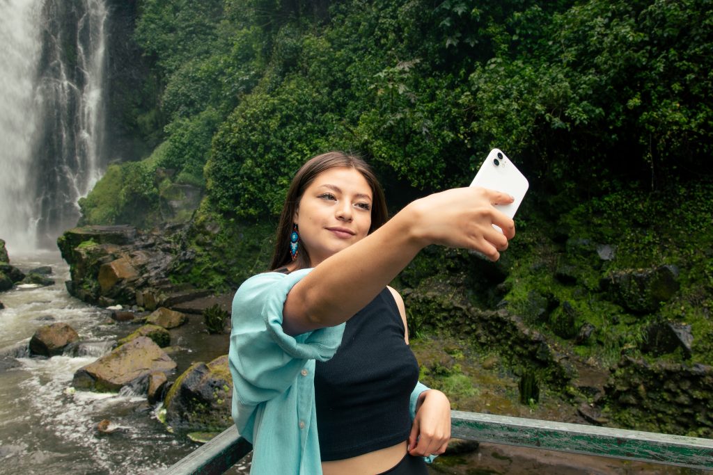 Inicio 3 una mujer se esta tomando una foto con un iphone